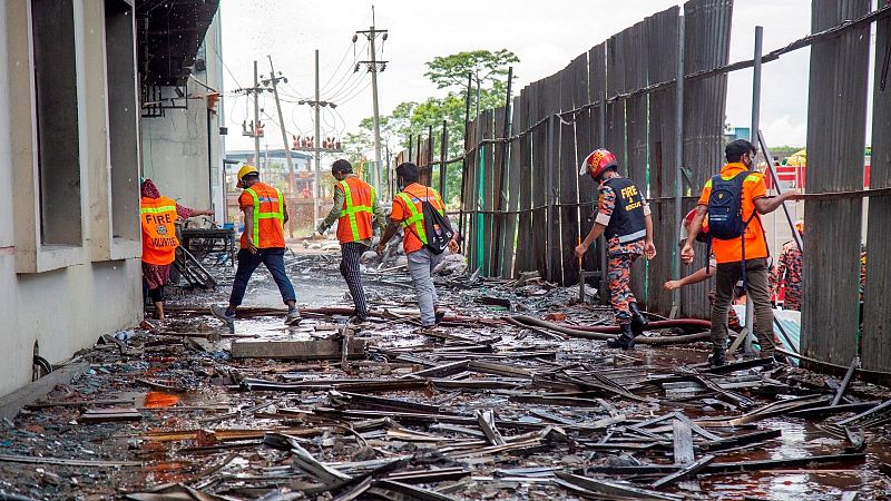 Más de 50 muertos en el incendio de una fábrica de comida en Bangladesh