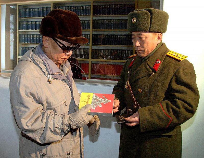 Kim Jong-Il reaparece en un acto multitudinario tras meses de rumores