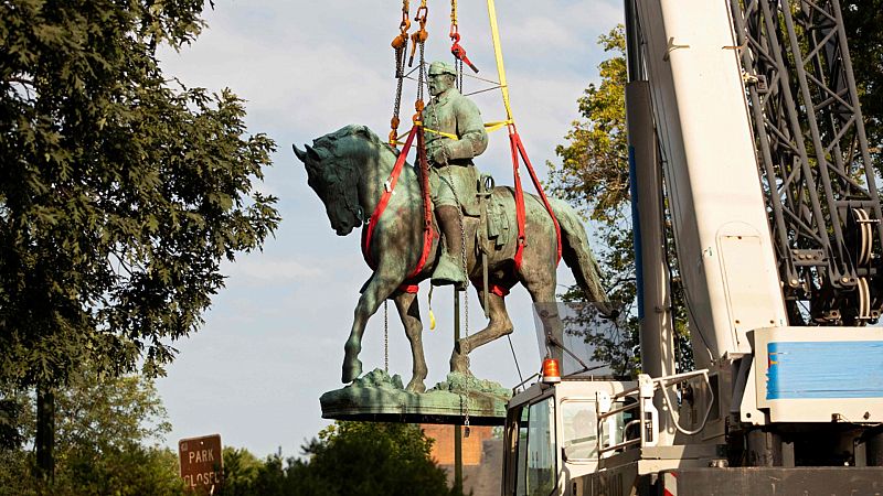 Charlottesville retira la estatua del general Robert E. Lee, epicentro de las protestas supremacistas de 2017
