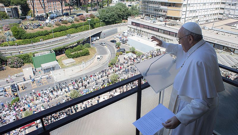 El papa reaparece desde el balcón del hospital para rezar el Ángelus dominical una semana después de su operación