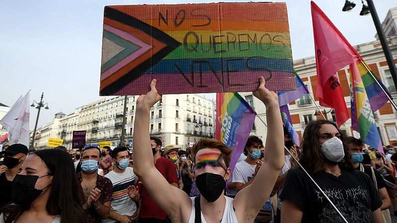 Colectivos LGTBI se manifiestan en varias ciudades contra el "odio y la violencia" tras el crimen de Samuel