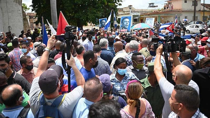 Miles de personas toman las calles en Cuba en unas protestas históricas contra el régimen