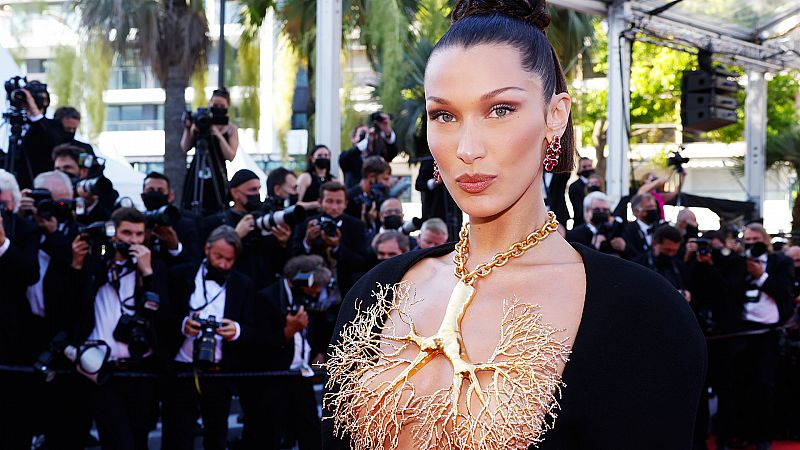 Bella Hadid y el vestido del que todos hablan: va tan escotado que deja ver sus... pulmones