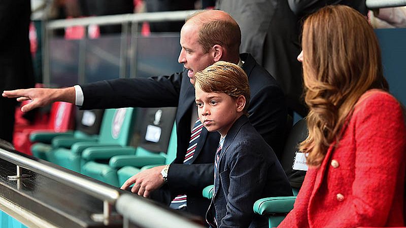 De la euforia a la desolación: el príncipe Guillermo consuela a su hijo, el príncipe George, en la final de la Eurocopa