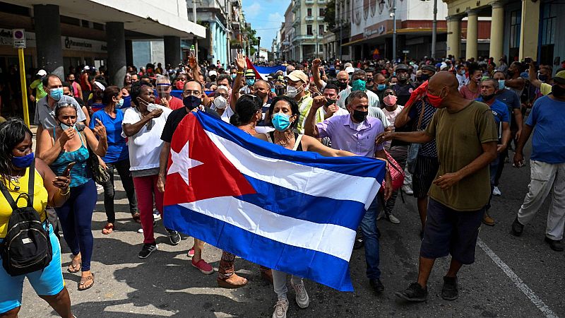 El presidente cubano acusa a "mercenarios a sueldo de EE.UU." de organizar las protestas y niega la represión