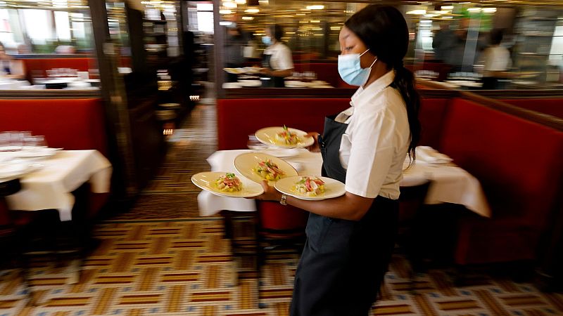 Francia impone el certificado COVID en cafés y algunos transportes y la vacunación obligatoria para sanitarios