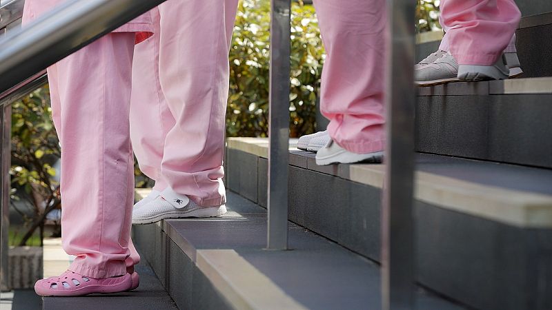 Pocas, cansadas y precarias: las enfermeras denuncian la sobrecarga de la sanidad "a costa de sus espaldas"