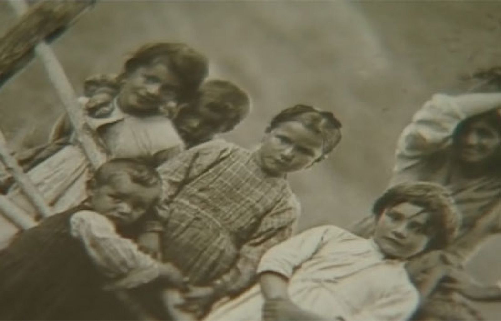 La Ley de Memoria Histórica permite que los descendientes de exiliados españoles ya pueden solicitar la nacionalidad española | Ver