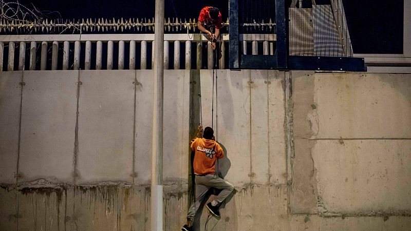 Una veintena de migrantes entran en Melilla en el segundo salto a la valla en 48 horas