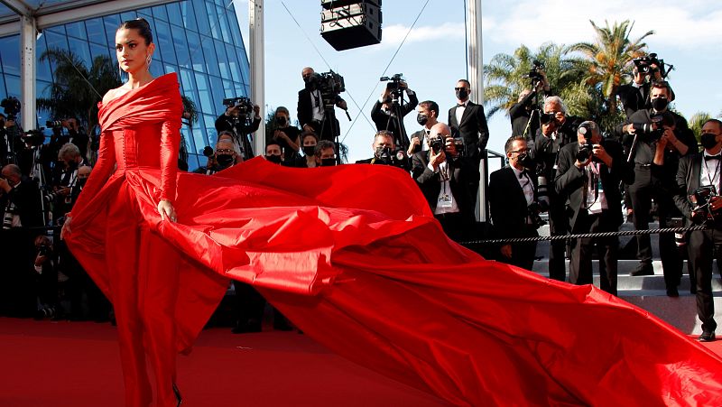 Marta Lozano, la 'reina roja' de Cannes con este vestidazo de Lorenzo Caprile