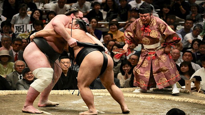 Engordar sin parar: la estricta dieta de los jugadores de sumo