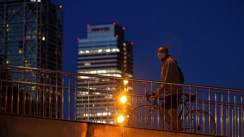 Cataluña pide a la Justicia el toque de queda en 158 municipios para controlar la escalada del COVID-19