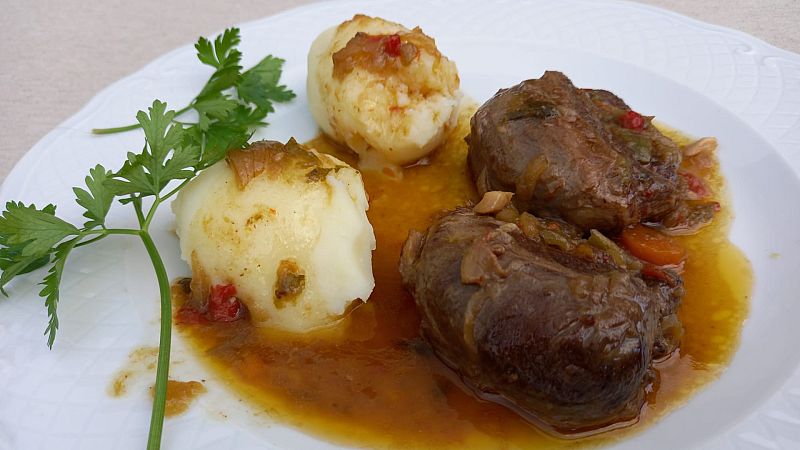 Receta de Cangas de Narcea: carrilleras ibéricas al vino