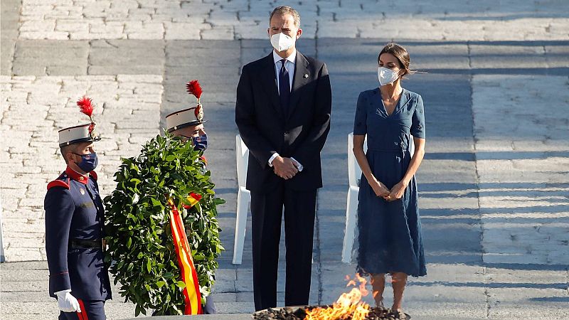 El rey insta a "mantener viva la memoria de lo sucedido" y destaca la "esperanza" de las vacunas frente al coronavirus