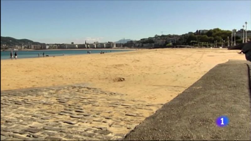 Un guardia civil de Navarra salva la vida de una mujer en la playa de Ondarreta