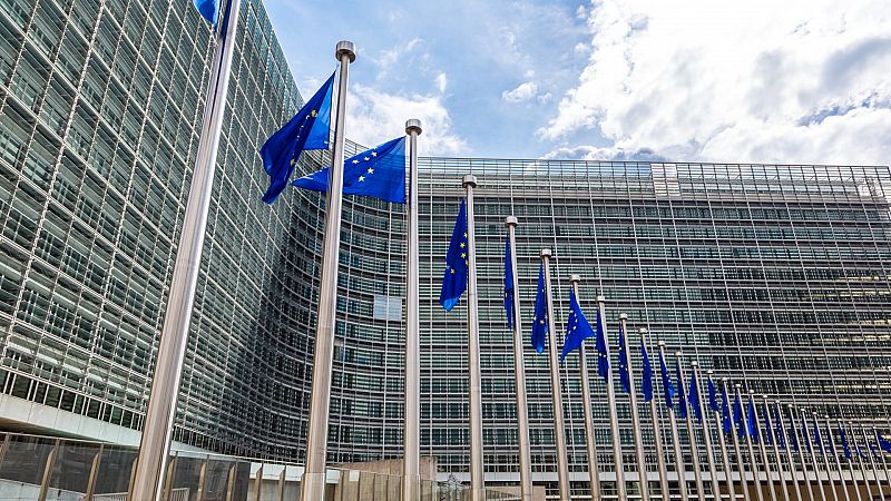 La UE inicia acciones legales contra Hungría y Polonia por violar los derechos LGTB