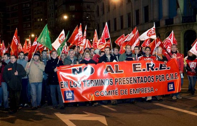 Los trabajadores de la planta de General Motors de Figueruelas se manifiestan en defensa del empleo