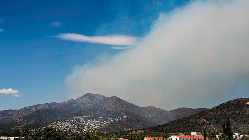 Un incendio afecta al parque natural del Cap de Creus y obliga a evacuar tres urbanizaciones y un monasterio