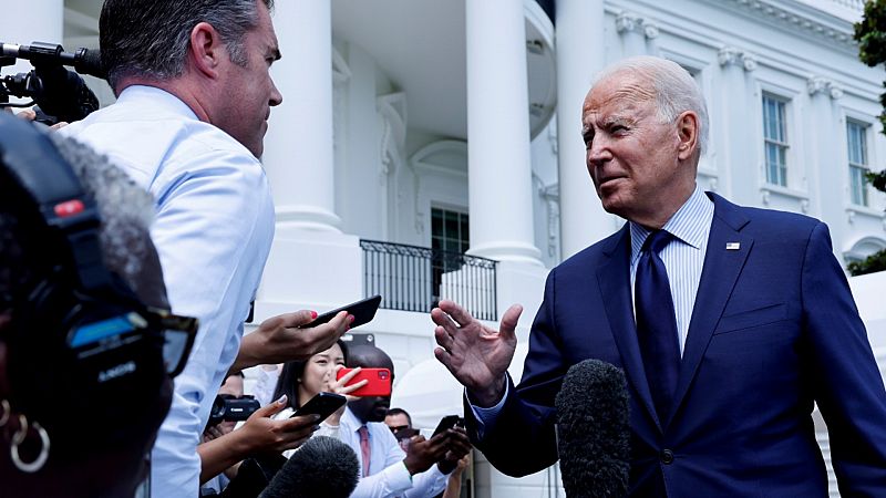 Biden acusa a la desinformación sobre la COVID-19 en redes sociales de estar "matando gente"
