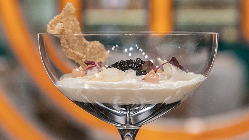 Receta de gelee de caviar con encurtido de espárragos de Martín Berasategui
