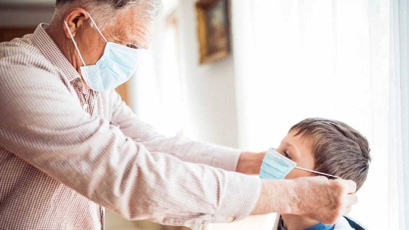 Un millón de niños perdieron por la COVID a un padre o abuelo que les cuidaba, según un estudio