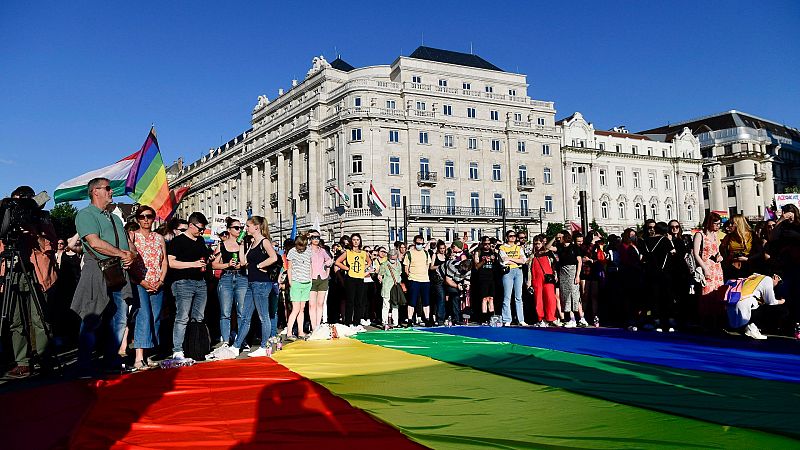 Orbán anuncia un referéndum sobre su ley anti-LGTBI para "defender" a los niños