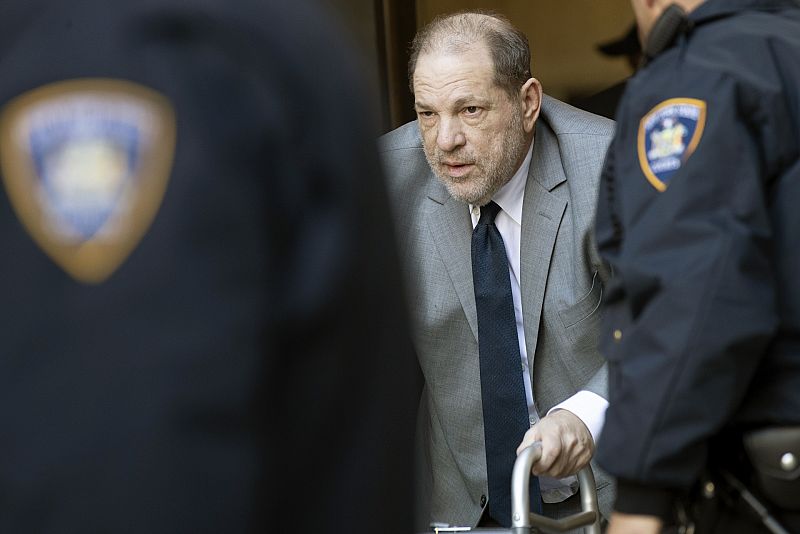 Harvey Weinstein es extraditado a California donde se enfrenta a 11 cargos de agresión sexual y 140 años de prisión