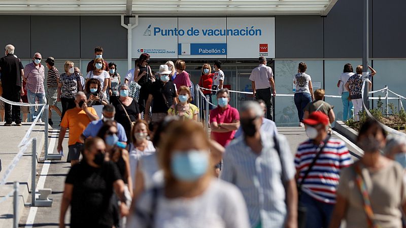 Preocupación, vacaciones interrumpidas y el "limbo" ante el retraso en las citas para la segunda dosis en Madrid