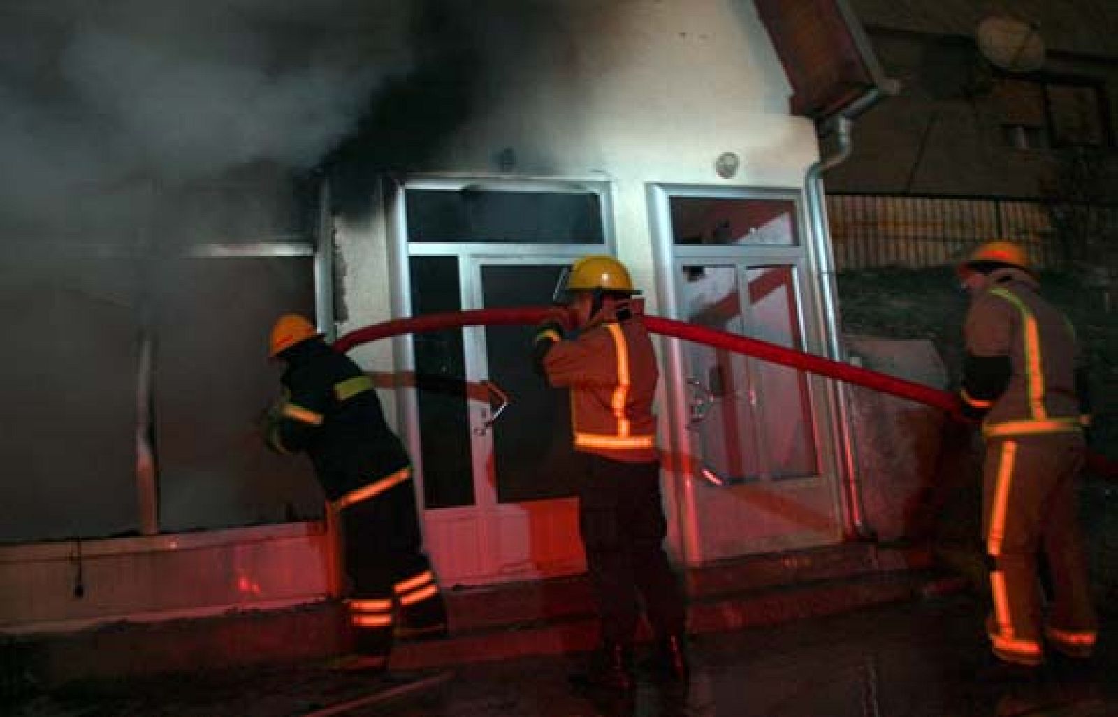 Jóvenes serbios han protagonizado violentas manifestaciones en la ciudad kosovar de Mitrovica, donde ha muerto un serbio a manos de dos albano-kosovares.