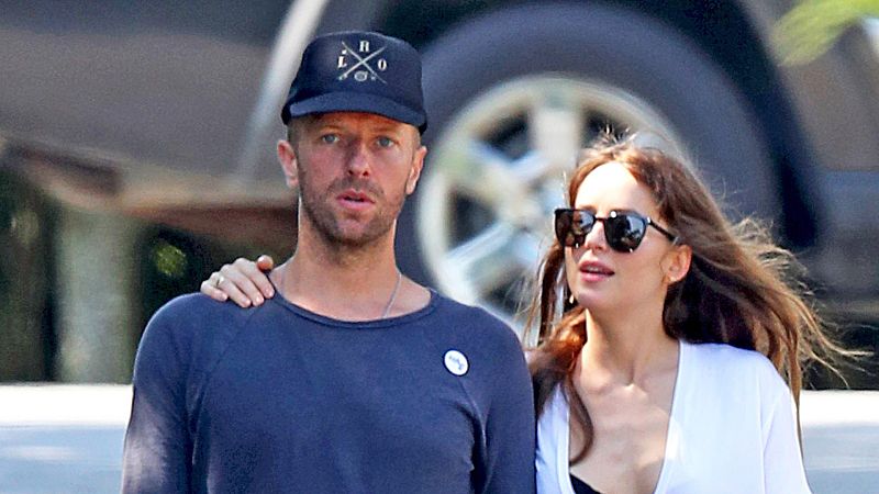 Dakota Johnson y Chris Martin pasan del yate en Mallorca, ellos prefieren una lancha de goma hinchable