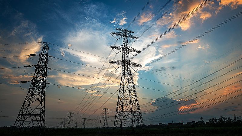 Una avería en la red eléctrica deja sin luz a cientos de miles de hogares en varias zonas de España