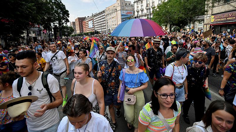 Miles de húngaros se suman a la marcha LGBT+ en Budapest en plena polémica por la ley homófoba de Orbán
