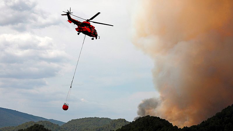 Los equipos de emergencia tratan de extinguir los incendios declarados en Cataluña, Albacete y Huelva