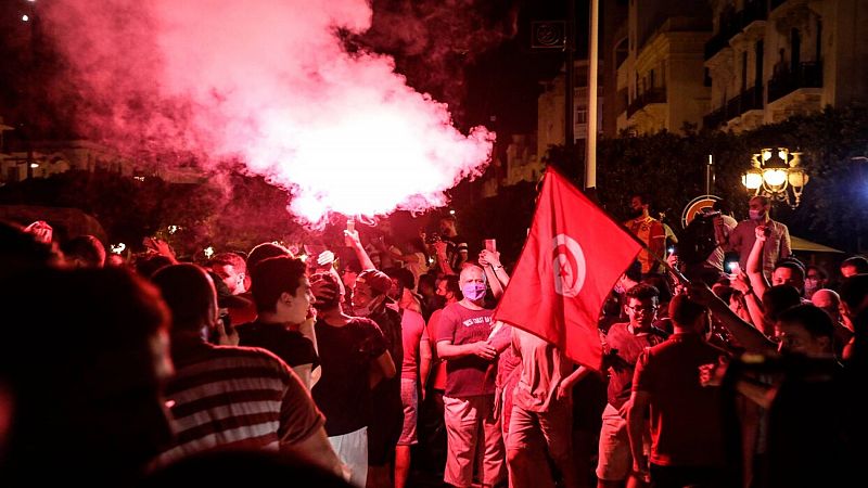 Inestabilidad en Túnez y acusaciones de golpe de Estado tras el cese del primer ministro y otros miembros del gobierno