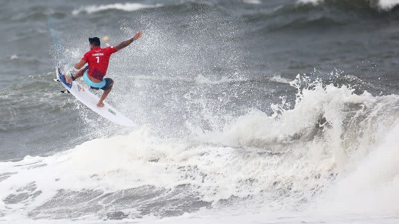 El tifón 'Nepartak' se lleva por delante las competiciones de surf, tiro con arco y remo