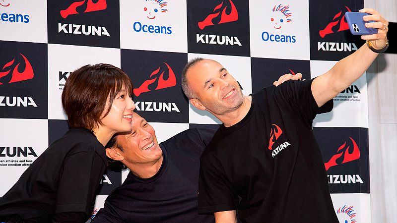 Andrés Iniesta y Mar Iglesias estrenan los directos en Instagram de Arsenio Cañada