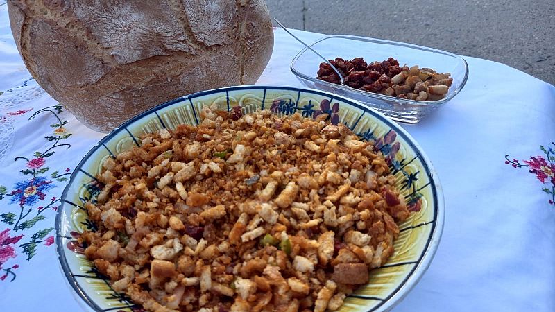 Migas a los tres panes, una receta que te transportará a la Sierra de Gredos