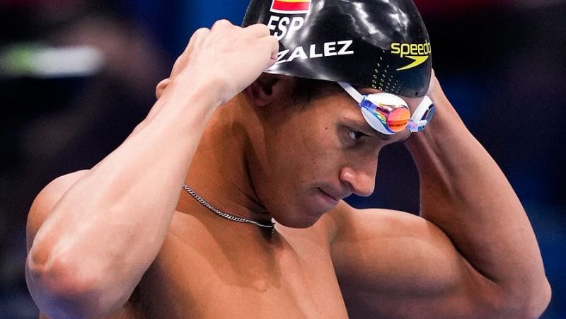 Hugo González mejora su marca personal pero no consigue la medalla en 100m espalda