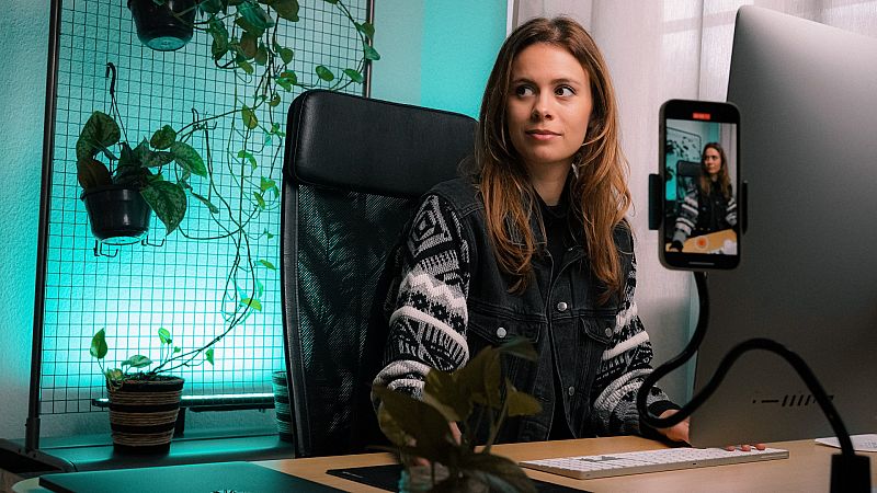 ¿Qué ocurriría si los youtubers más importantes del país cerraran sus cuentas? Así es "Pared con Pared", el audiolibro creado por Ana Campoy