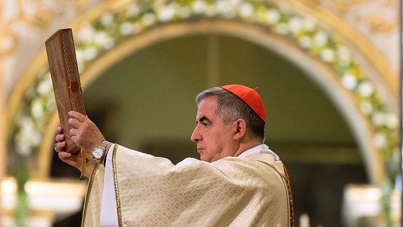 El cardenal Becciu defiende su inocencia en la apertura del juicio en su contra por corrupción financiera en el Vaticano