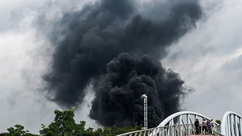 Al menos un muerto y cinco desaparecidos en una explosión en un parque químico en Alemania