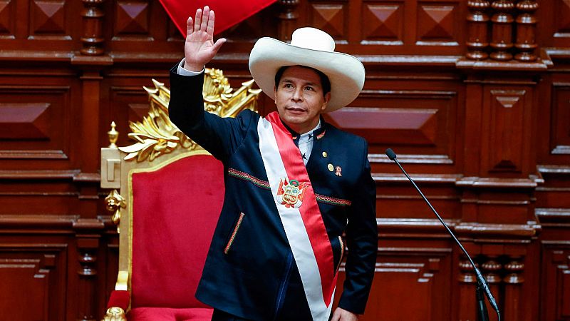 Pedro Castillo asume la presidencia de Perú y anuncia un proyecto de ley para convocar una Asamblea Constituyente