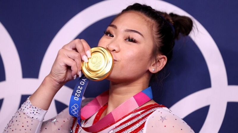 Sunisa Lee hereda el trono de Simone Biles tras ganar el oro olímpico en gimnasia artística