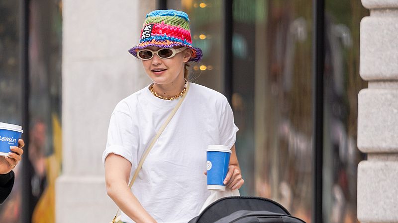 Gigi Hadid tiene el 'look comfy' que nunca te pondrás: mallas ciclistas, gorro piluso arcoiris y zapatillas de andar por casa
