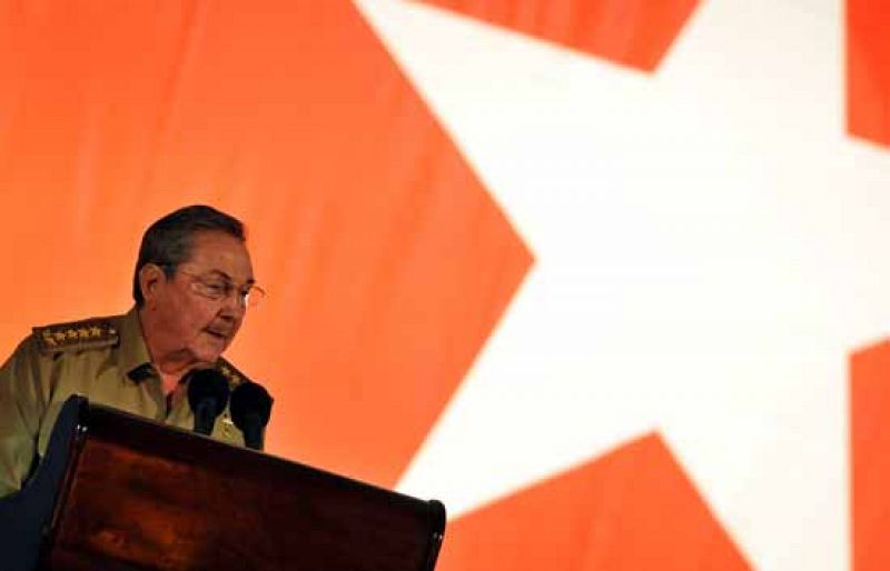 Castro llama a los cubanos a seguir resistiendo pese a los "cantos de sirena" de Obama