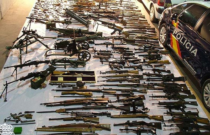 La Policía descubre dos arsenales con cientos de armas en Mallorca y Zamora