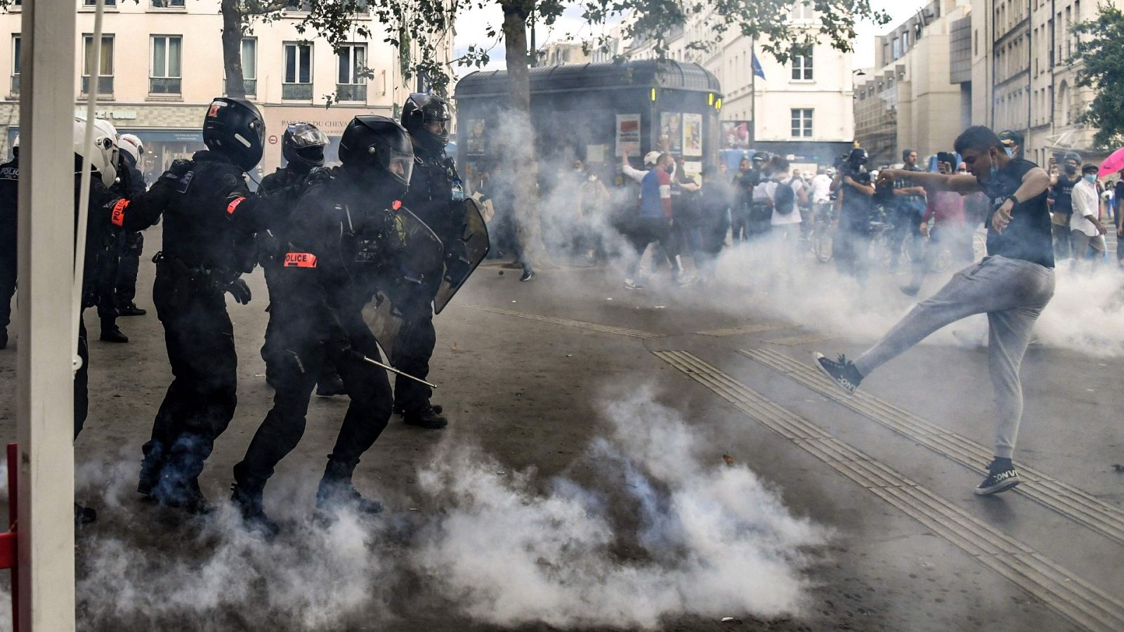 Miles de manifestantes en la tercera semana de protestas contra el pase COVID en Francia