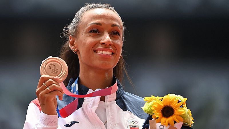 Ana Peleteiro contiene las lágrimas en el podio al recibir la medalla de bronce