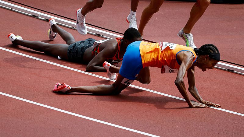 Sifan Hassan logra una remontada épica en 1.500 m tras una caída y acaba primera