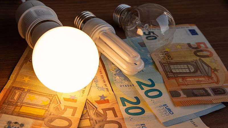 El precio de la luz continúa al alza en agosto y triplica este lunes el de hace un año